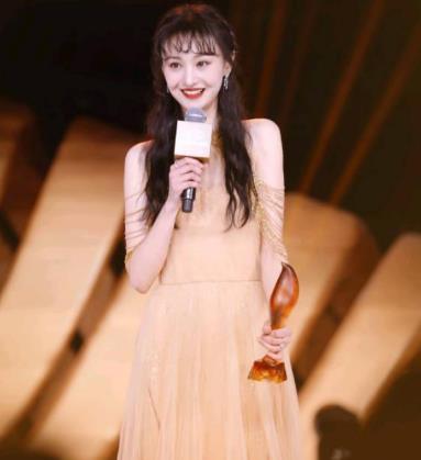 郑爽|郑爽最新回应吓惨语文老师，网友：说了这样的话退圈是必然咯