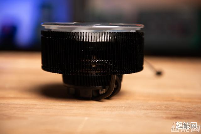 散热器|Tt飓风散热器图赏：传承颜值的下压式散热