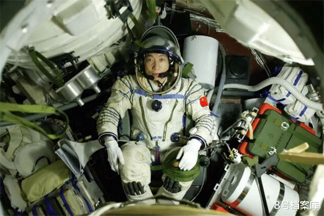 【杨利伟】为何杨利伟上天时带了枪?不是对付外星人,苏联的惨痛教训不能忘!