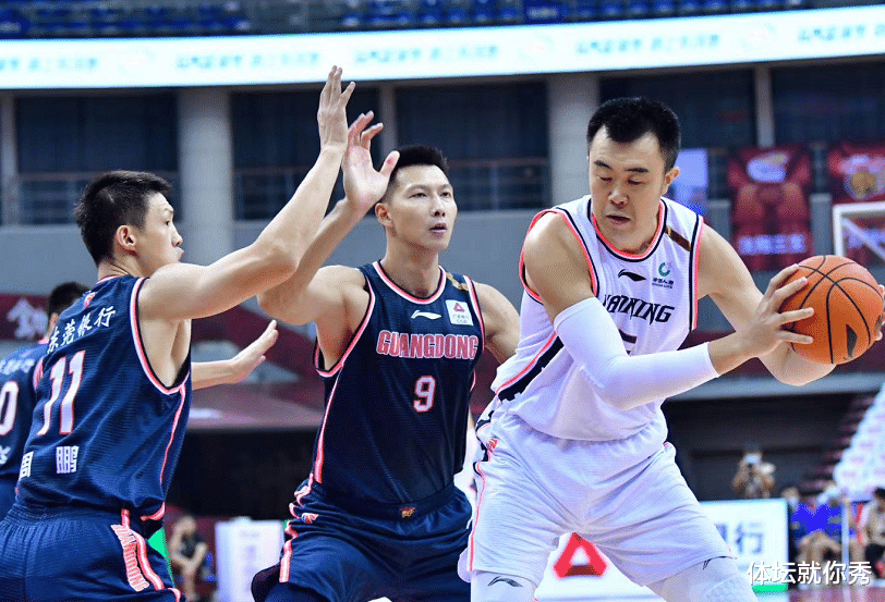 韩德君|终场哨响后，韩德君怒吼庆祝，杨鸣终于笑了，谁注意赵继伟的举动