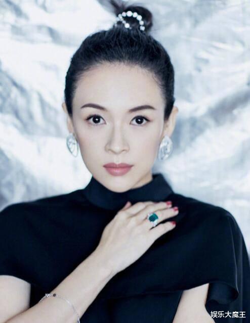 章子怡|章子怡刚产二胎六个月又怀三胎？带女儿醒醒逛街肚子微凸，双手扶腰引猜疑