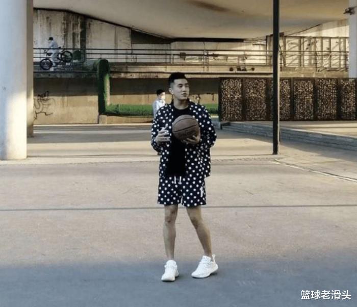 『郭艾伦』郭艾伦现身野球场,格子衫搭配花裤衩格外吸睛,“娘炮”打扮引吐槽