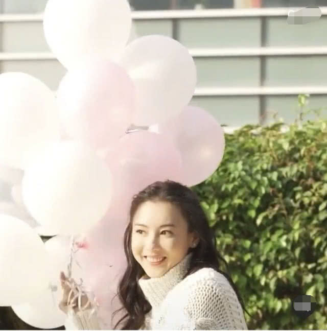 张柏芝:张柏芝带仨儿子与空姐争执被赶下飞机,同日她发文称因戴口罩遭白眼