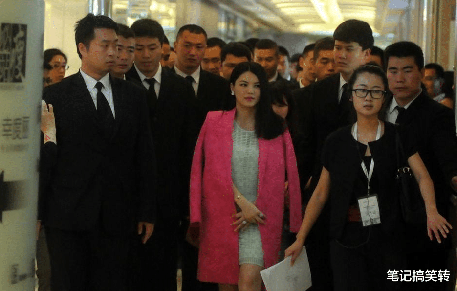 张一山|以为自己很红，机场上厕所带了2排保镖，张一山当场蒙圈：这谁啊