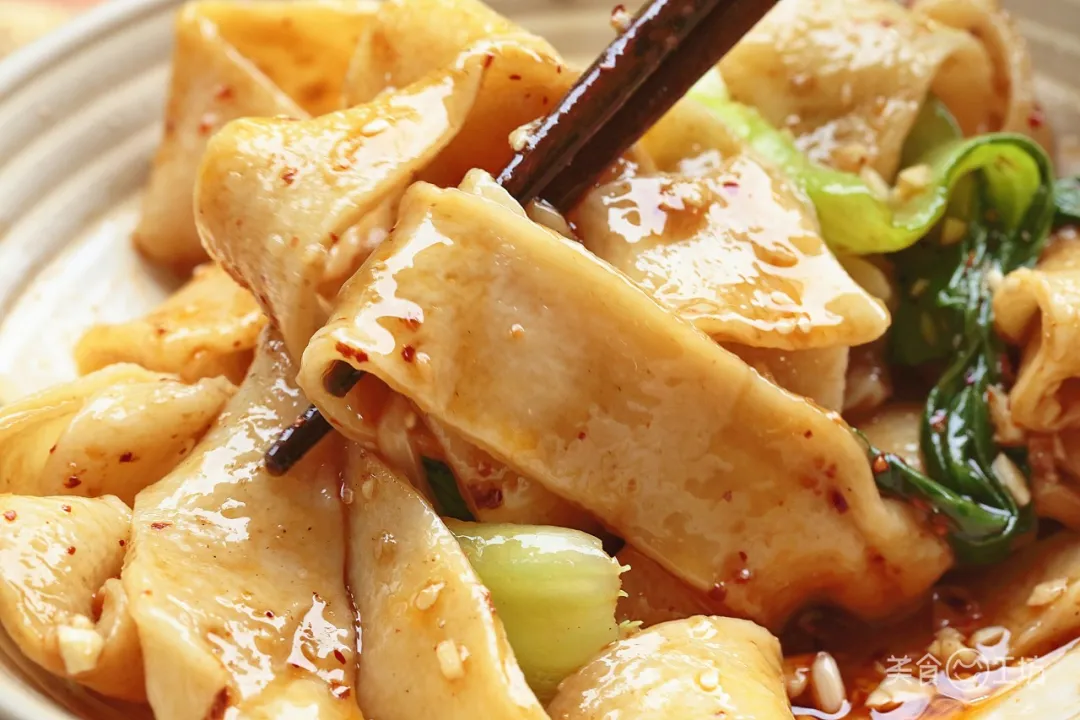 「面条」油泼面好吃有诀窍，掌握这4步，香辣过瘾，嚼劲十足