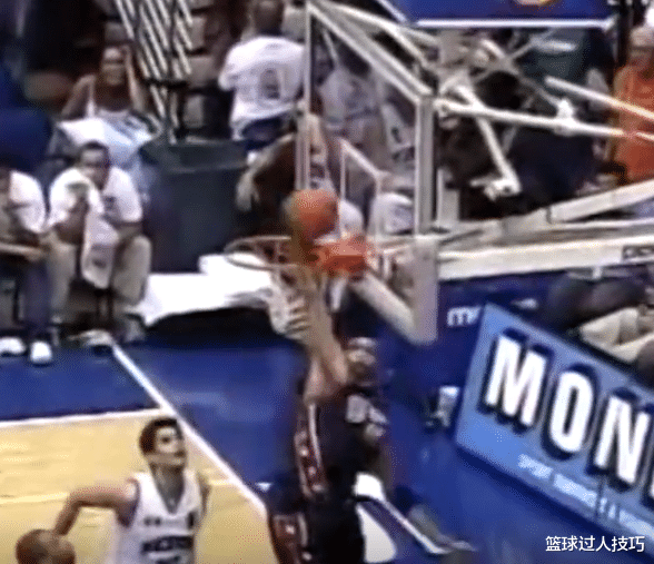 迈克尔·乔丹▲这些后卫盖帽太残暴！韦德老大爷散步般淡定，这封盖足以排第一