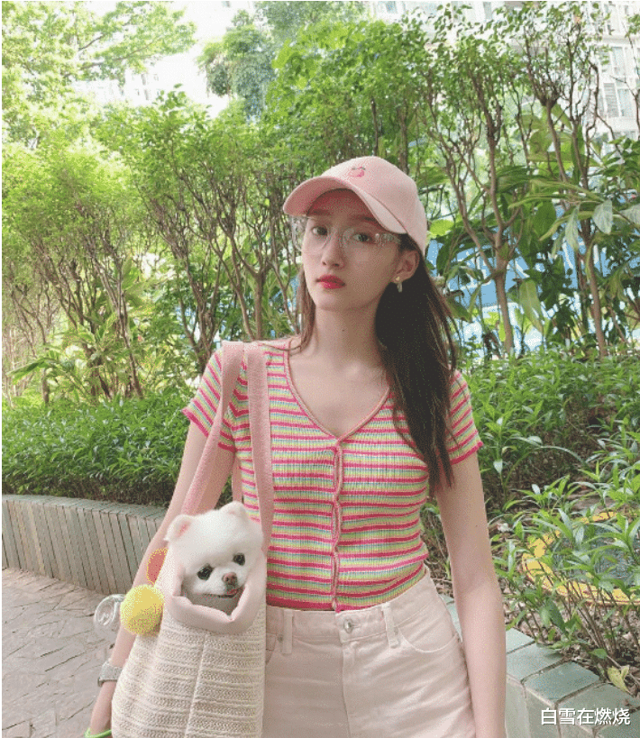 关晓彤|关晓彤拍“卫生棉”广告未P图曝光，看到照片后，网友：原来鹿晗好这口！