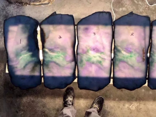 「翡翠」翡翠界新网红！117公斤的原石切出22块价值连城春带彩！价值……