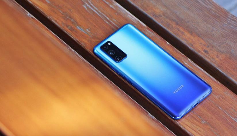 「华为荣耀」荣耀V30Pro再次翻车，官网调至“小米价”后，老用户不乐意了？