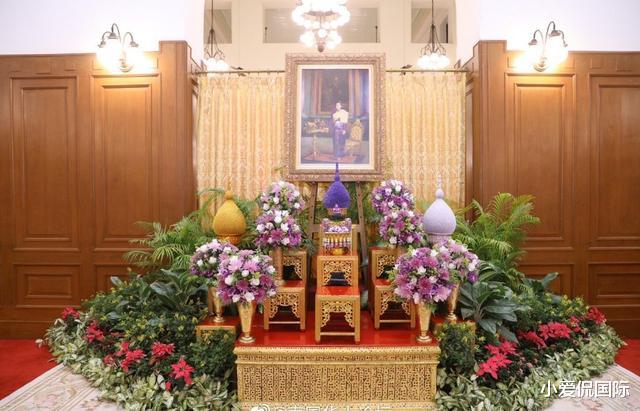 王室大樹，泰軍方集體為詩琳通公主送祝福，拉瑪十世讓王後跪妹妹-圖3