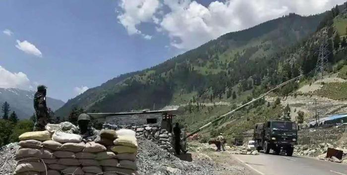 [印度]大战一触即发！印15军火速赶赴拉达克，公路上军车一眼望不到头