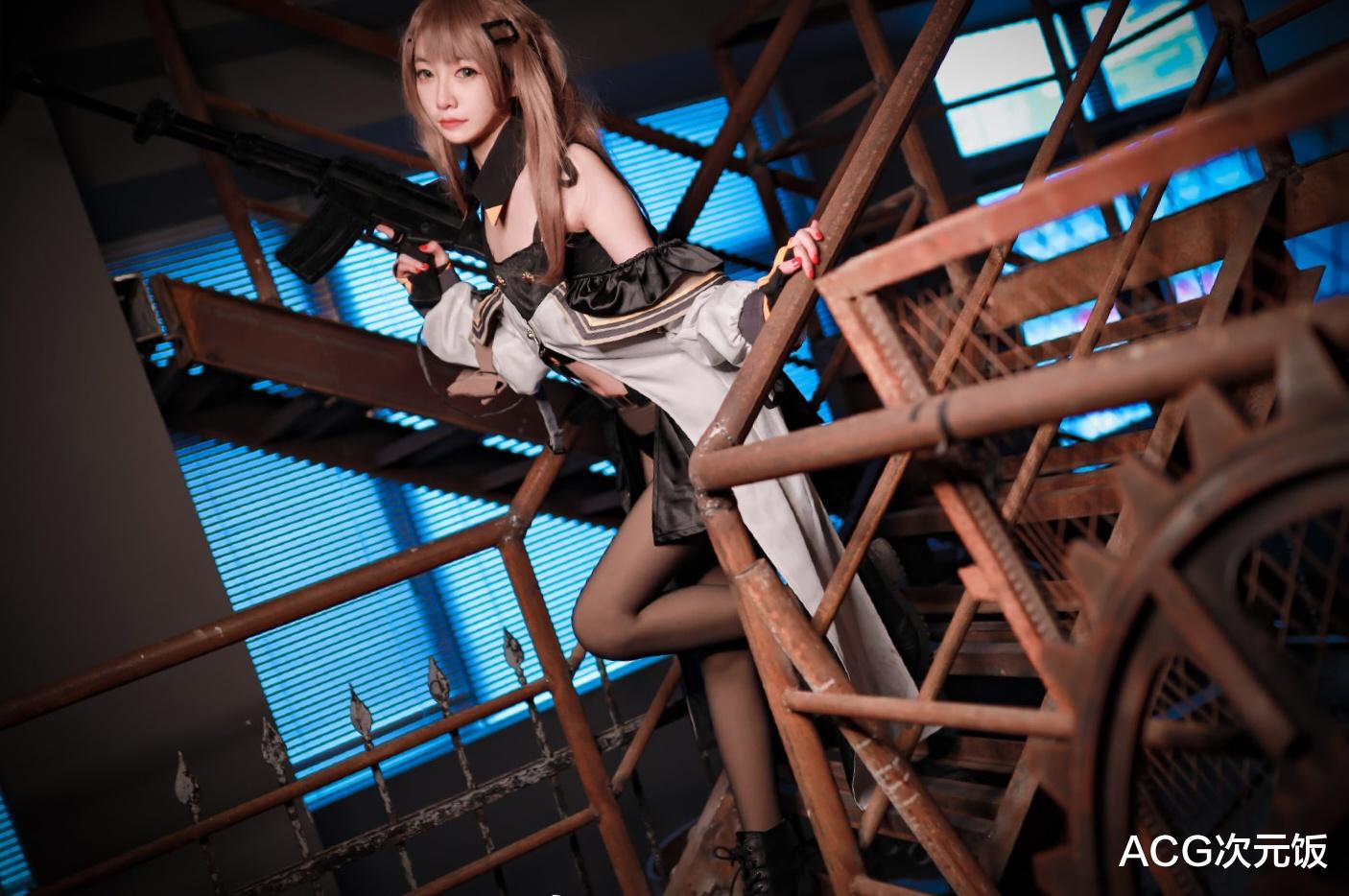 步枪▲少女前线K2 COS，黑袜一字肩娇俏可人，手臂太纤细拿不动步枪啦