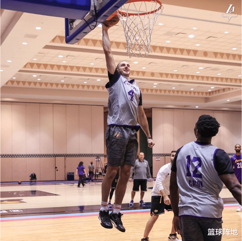 湖人队|17+14！湖人春天来了，第三巨头携手神射齐回暖，詹眉冲冠太幸运