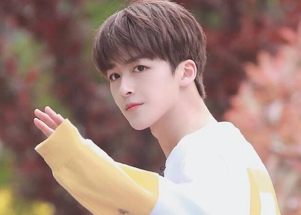 高校|男团何洛洛高考落榜,两次与北电失之交臂,这就是出道的代价?