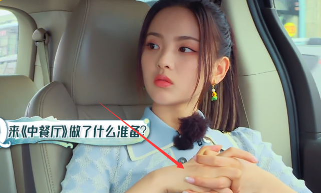 杨超越|杨超越“高光”美甲彻底火了,只有简单一个点,手却立马白两个度!