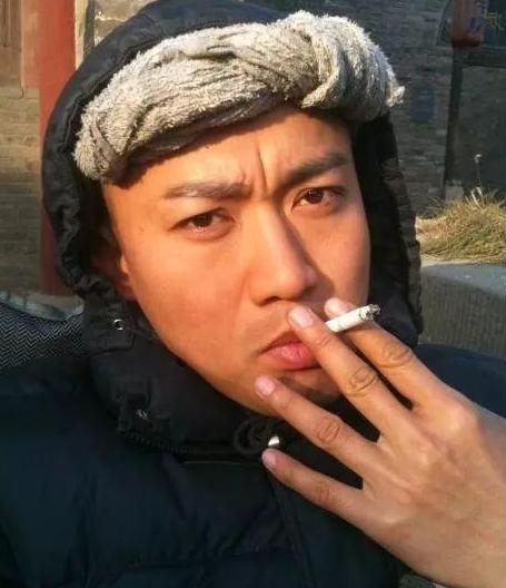 奔跑吧兄弟|《跑男》里他很克制！烟瘾犯了猛喝牛奶被大家看穿？最后无奈尬演