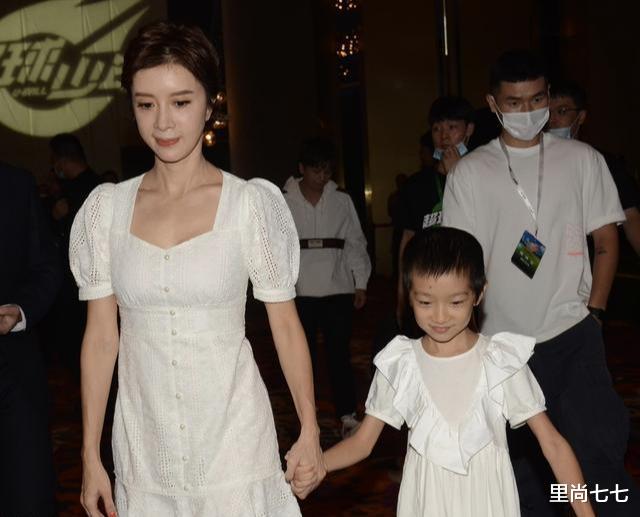 穿衣搭配|金巧巧这是要干嘛？自己留长发却给女儿剃寸头，穿裙子也像小男孩