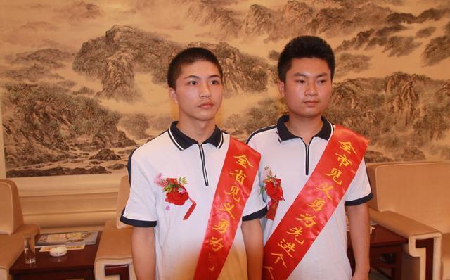 [行凶者]6年前，夺刀救人错过高考的两位考生，后来怎样了？