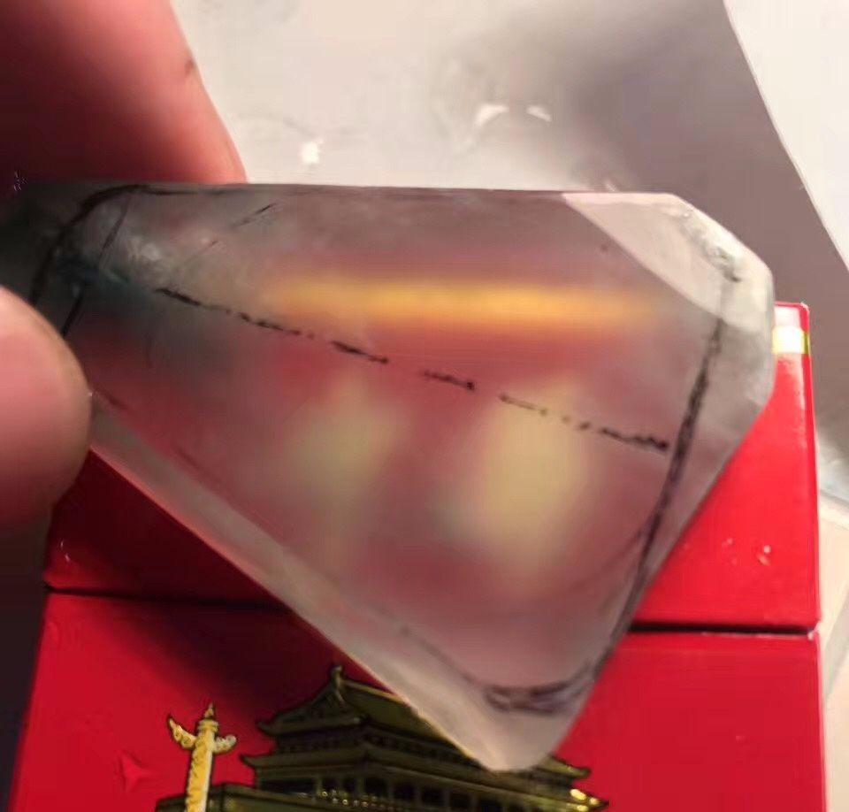 「翡翠」价值千万的翡翠赌料，切开裂的一塌糊涂，经大师之手竟起死回生！