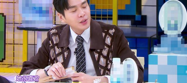 张若昀@唐艺昕孕后胃口好，跟狗狗住一起不忌讳，张若昀常为孕妻做炸鸡翅