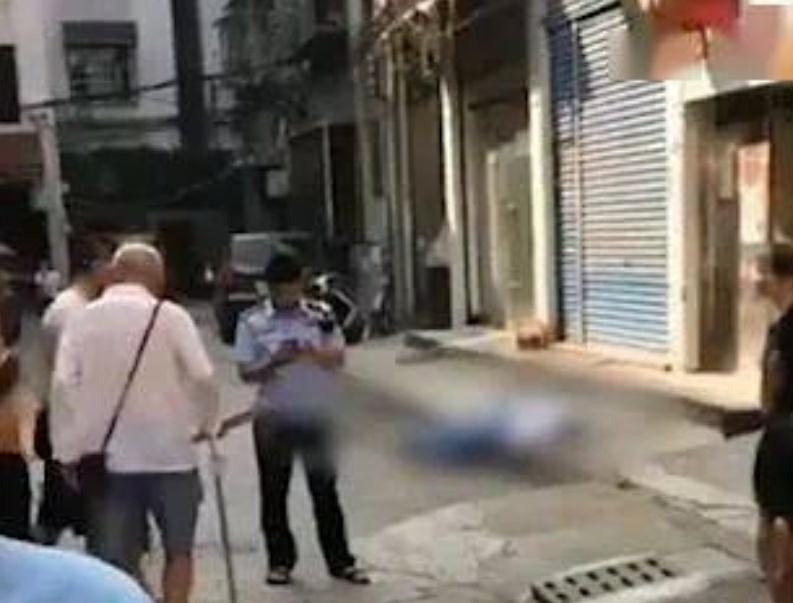 教师|湖南12岁初中生穿校服跳楼身亡，家长痛骂教师：布置大量额外作业，没做完不能报名开学