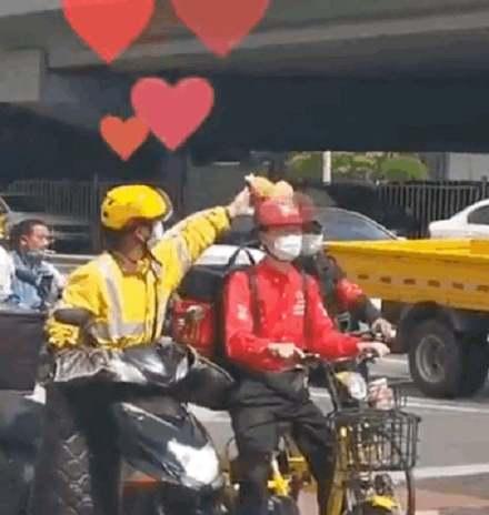 外卖小哥|太可爱叭!美团外卖小哥满头都是兔耳朵,饿了么小哥满头是竹蜻蜓