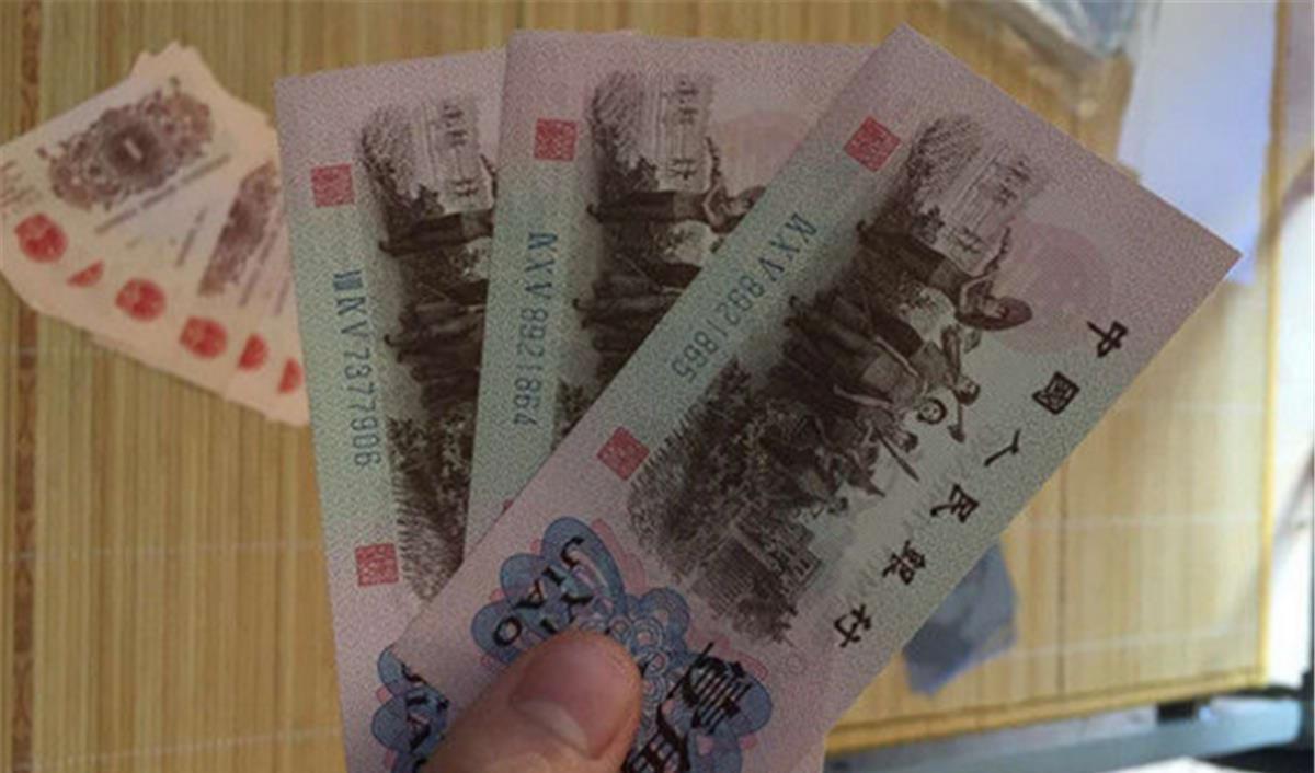 假币|农村大爷收藏17张旧纸币，专家判定为假币，大爷一举打脸众人