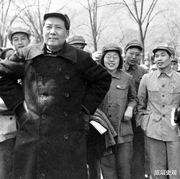 |来了朋友想递烟，却发现只有一支了，毛主席很自然的做了一个动作