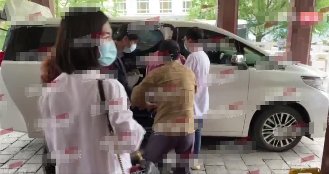 【张若昀】唐艺昕产女后出院身材纤细状态好，张若昀推婴儿车小心翼翼显紧张