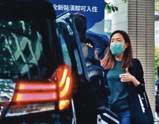 庾澄庆|庾澄庆和妻子出街，59岁保养太年轻，和小14岁妻子看不出年龄差距