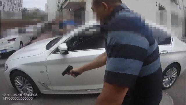 民警@小区内民警开枪击中毒贩,却未见血迹