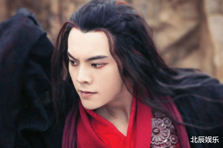 #邓伦#同是入魔黑化，肖战靠眼神，邓伦靠呲牙，唯独他仅靠一个转身！