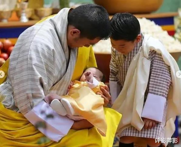 不丹王室曬兄弟合影！4歲小王子懷抱7個月大的弟弟，樂成瞭一朵花-圖9