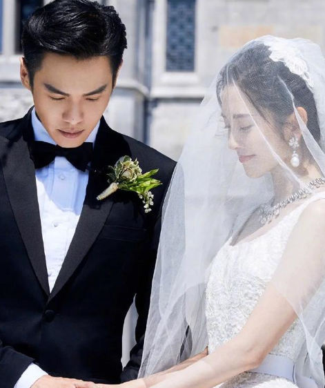 [唐艺昕]唐艺昕挺孕肚外出散心，张若昀全程伺候妻子很细心，唐艺昕手捧孕肚小心翼翼