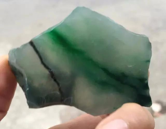 [翡翠]神仙难断一寸玉就是这么来的明明就一点色，切开确有一条色。
