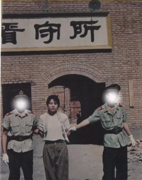 新安@花季少女误入歧途，执行枪决时为何突然张嘴？原来不想容貌被毁