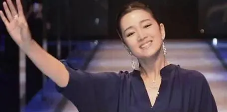 【巩俐】55岁巩俐法国逛街被拍 素颜超憔悴 竟比旁边72岁外国老公显老!