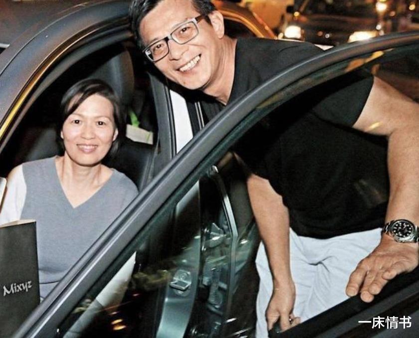 黄日华:黄日华太太梁洁华病逝,无线五虎将汤镇业娶嫩妹,梁朝伟膝下无子