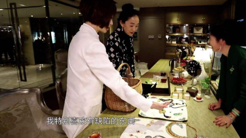 翡翠|她是一代影后，风华绝代却至今未嫁，与3亿翡翠相伴一生