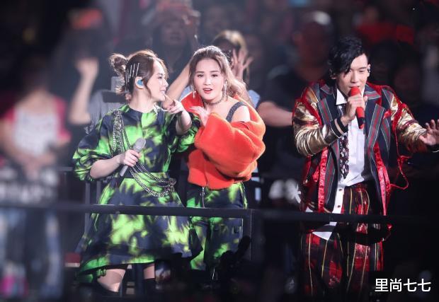 『阿娇』阿娇阿Sa紧急返港，穿防护服包裹严实认不出，宁愿在家也不在国外