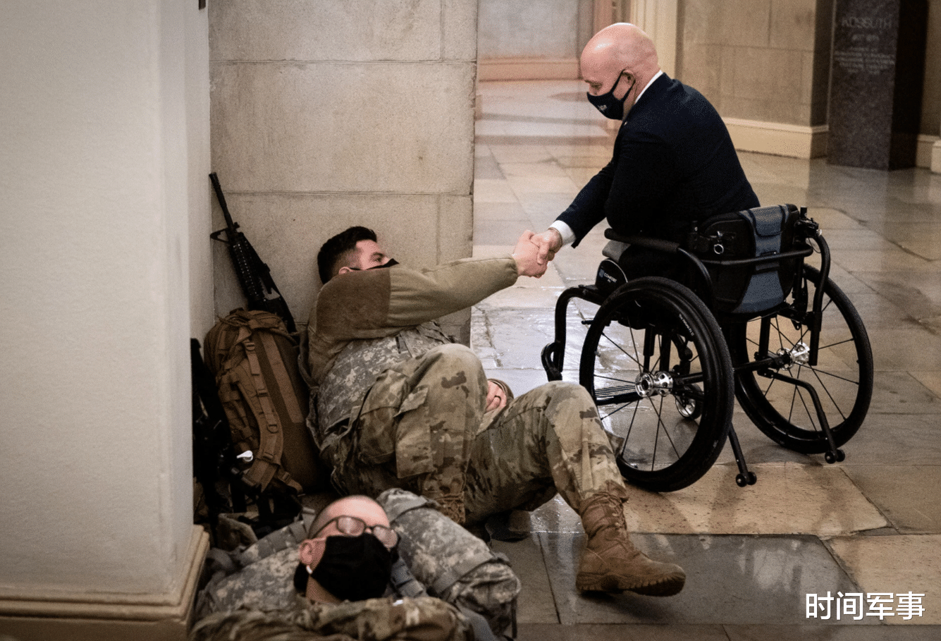 國會大廈內部曝光，大量美軍士兵席地而睡，記者：讓我想起敘利亞-圖5