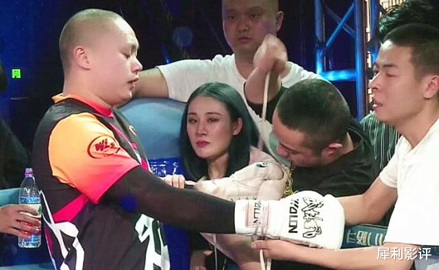 [刘二狗]一龙“KO”刘二狗，刘妻台下痛哭，网友：别拿爱好挑战别人饭碗