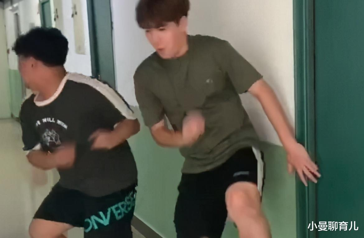 大学|同样是学生会查寝，大一“嚣张”，大三“乖”，看到大四：太可怜