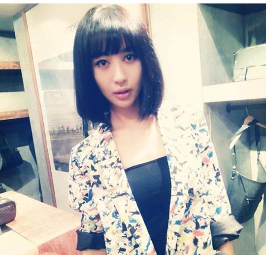 『地板』走进李菲儿住的豪宅,客厅杂物也太多了,跟个杂物房没区别