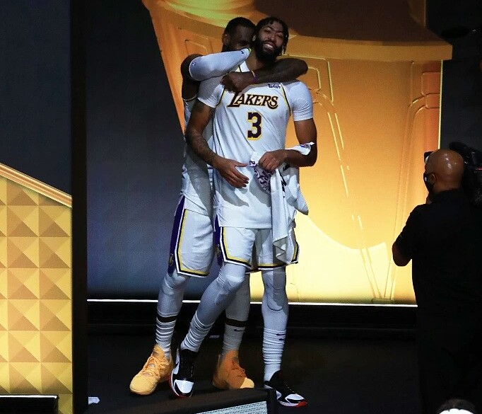 勒布朗·詹姆斯|恭喜，湖人！首位续约超巨正式出炉，19+15前锋愿继续联手詹姆斯