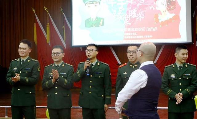 实拍军地浪漫鹊桥会 兵哥哥、小姐姐游戏互动 现场成功牵手8对