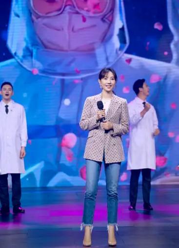 『白百何』白百何素颜现身获神秘男陪伴!穿着宽松肚子圆鼓?中指戒指太抢镜