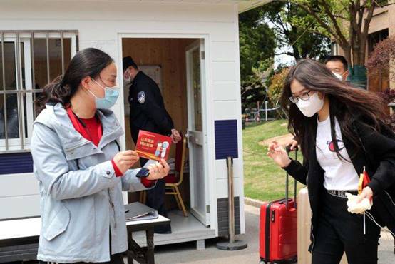 [留学生]留学生家长再次集体请求，这次是回英国，网友：国家是为你开的？