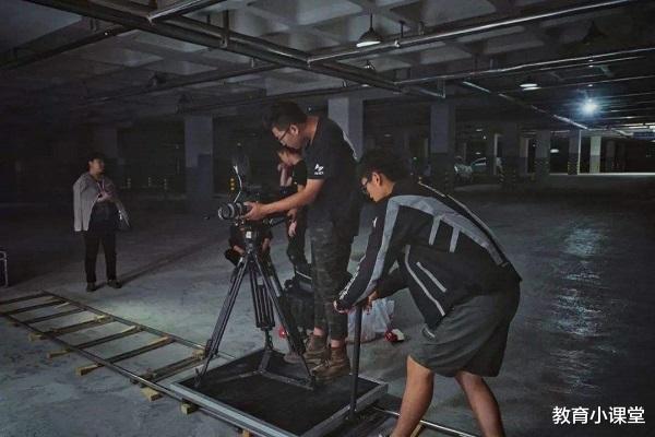 『临床医学』大学比高中还苦的4大专业,熬夜学习是常事,好在毕业工作待遇好