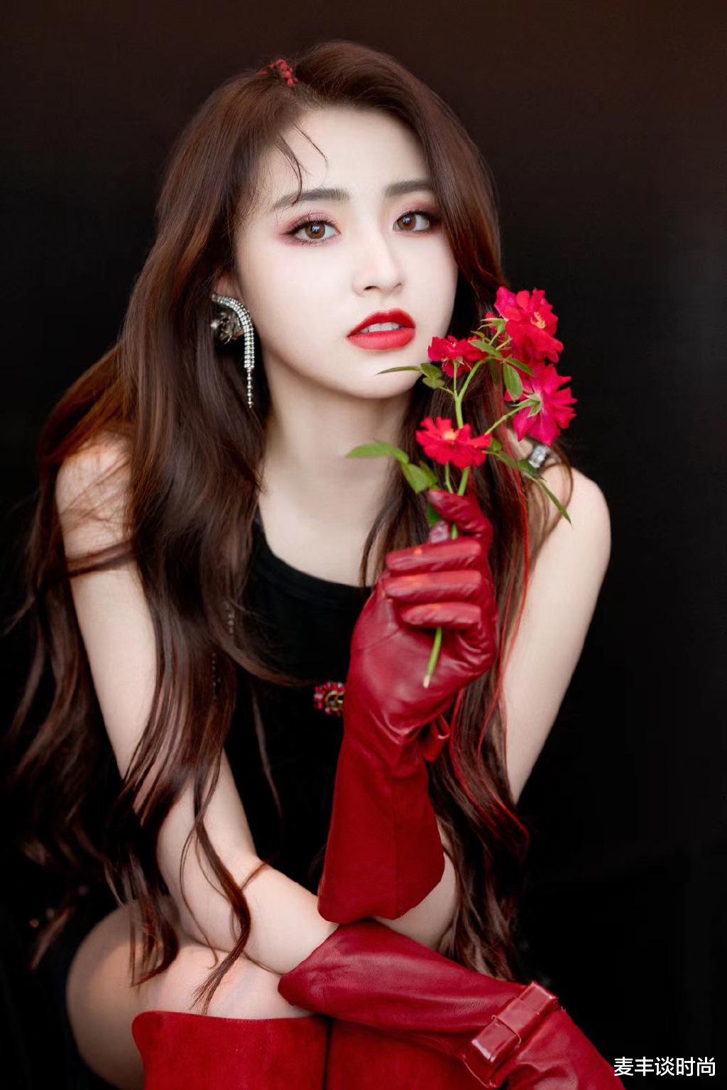 「金子涵」金子涵是真美，红黑撞色造型配微卷长发，芭比娃娃都没这么精致